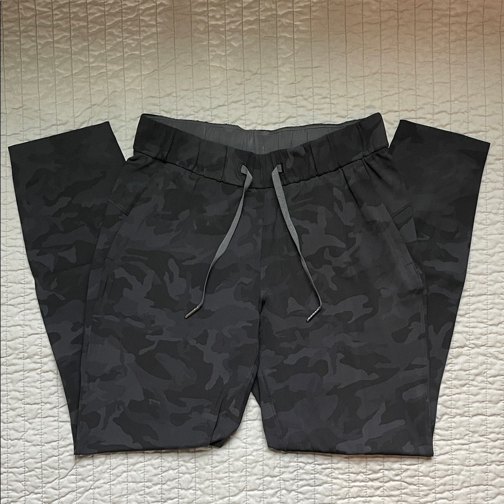 Lululemon On the Fly Pants - Black Camo Size 4
